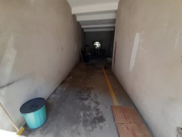Viso interna da garagem com acesso ao terreno