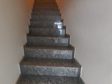 Escada de acesso ao apartamento no 1 andar