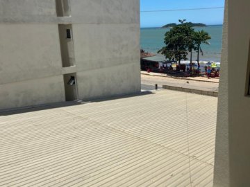 Viso lateral para o mar, olhando pela sala